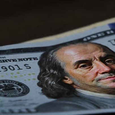 Dólar atinge R$ 5,17 com juros e acordo EUA-Irã; Ibovespa cai