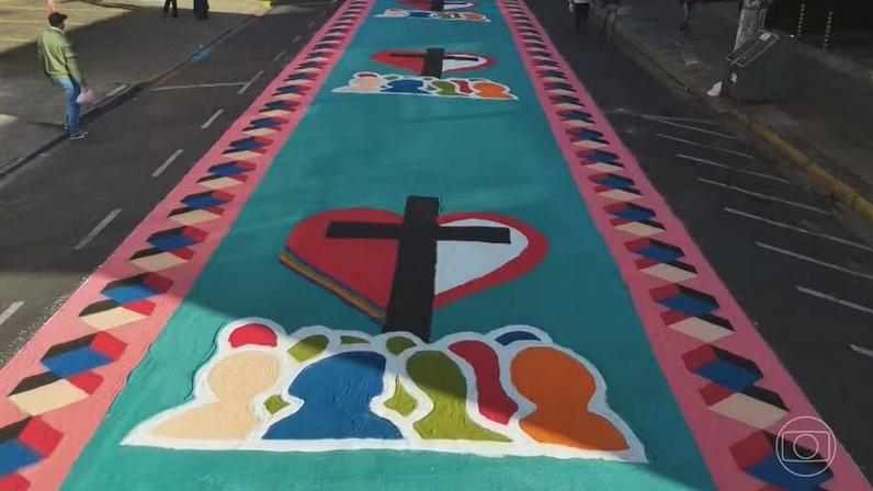 Corpus Christi: ruas do país ganham tapetes coloridos confeccionados por fiéis — Foto: Reprodução/TV Globo
