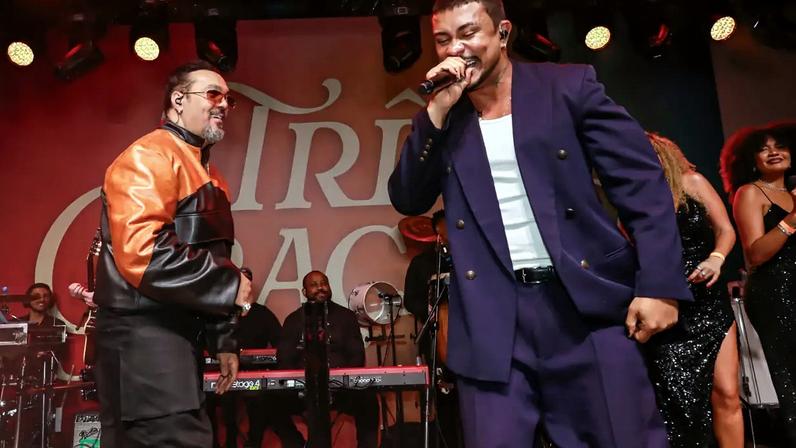 Belo e Xamã no palco da festa de lançamento de Três Graças, na Pina Contemporânea, em São Paulo