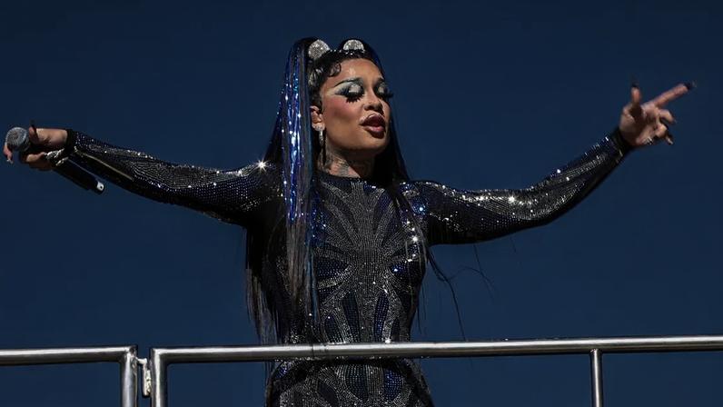 Gloria Groove se apresenta na parada