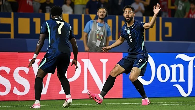Matheus Cunha comemora com Vini Jr. o gol que abriu o placar para o Brasil contra o Haiti