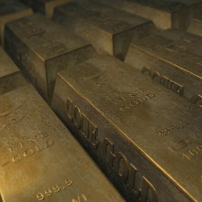 Ouro cai mais de 3% com aposta em juros altos nos EUA