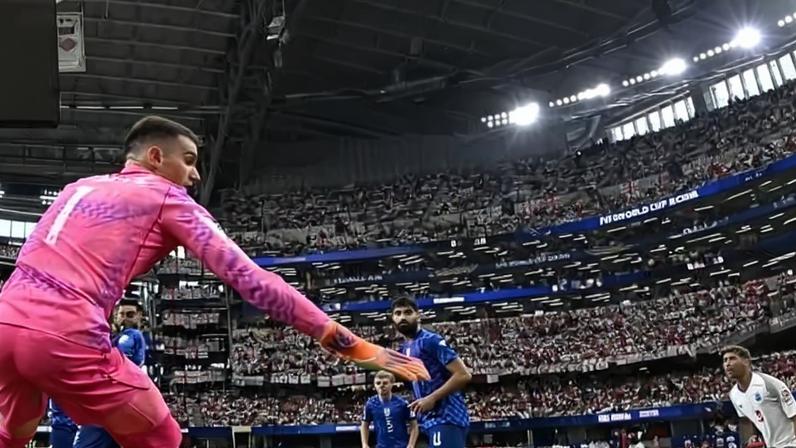 Goleiro croata Dominik Livakovi observa a bola entrar em sua meta no jogo contra a Inglaterra