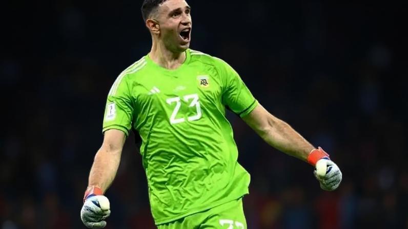 Goleiro Dibu Martinez, da Argentina, comemora título