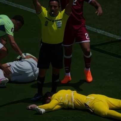 Goleiro do Qatar fica caído após choque em dividida durante jogo da Copa