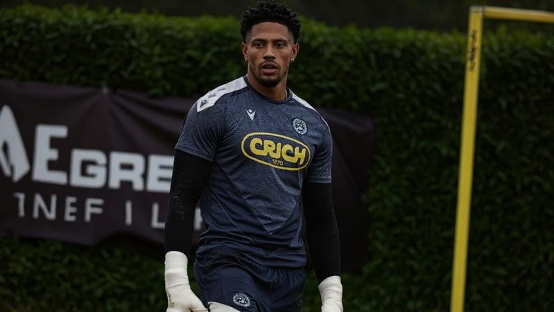 Goleiro é natural da Alemanha, mas joga pela seleção da Nigéria