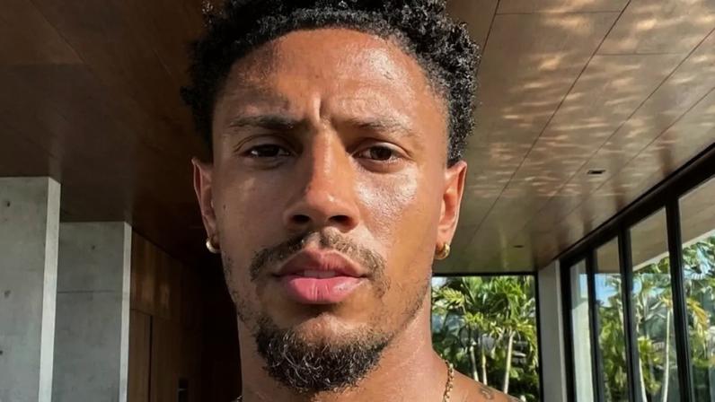 Negro de ascendência germano-francesa, Maduka Okoye tem 26 anos, 1,98m de altura e se tornou um dos galãs da Copa 2026