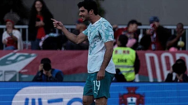 Gonçalo Guedes, de Portugal, comemora gol contra o Chile em amistoso