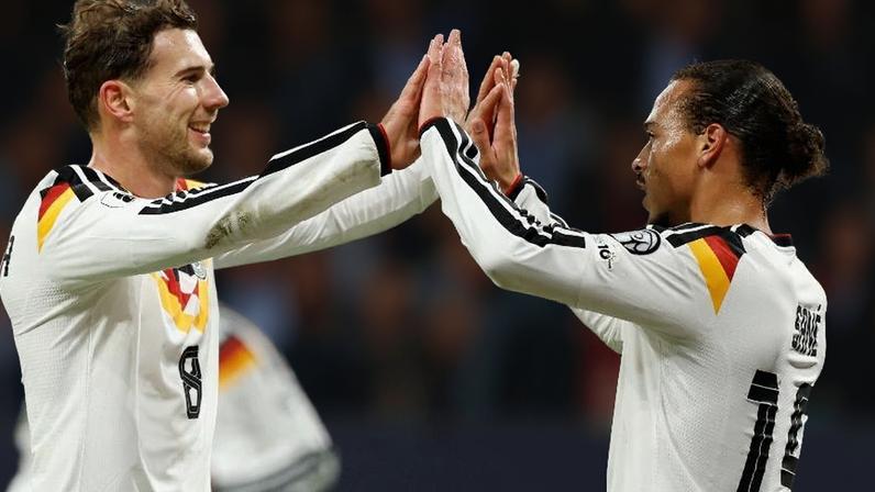 Goretzka (à esq.) e Sané celebram gol da Alemanha sobre a Eslováquia