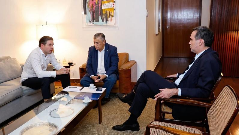 Imagem colorida mostra secretário-executivo do Ministério do Planejamento, Bruno Moretti, e o ministro da Secretaria de Relações Institucionais, José Guimarães, com o presidente da Câmara, Hugo Motta - Metrópoles