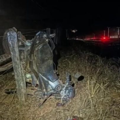 Grávida e outras duas vítimas morrem em acidente entre carro e moto em MT