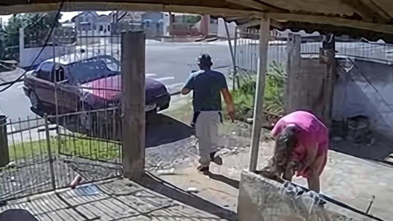 Mãe dá à luz em pé, na garagem de casa — Foto: Reprodução/redes sociais
