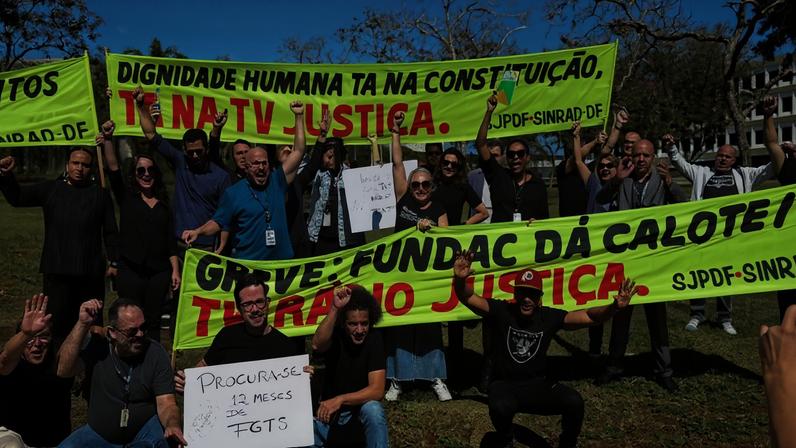 Imagem colorida de servidores da TV Justiça em greve