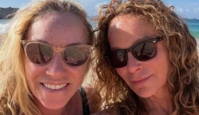 Jennifer Grey resgata foto antiga que mostra imagem sem camisa