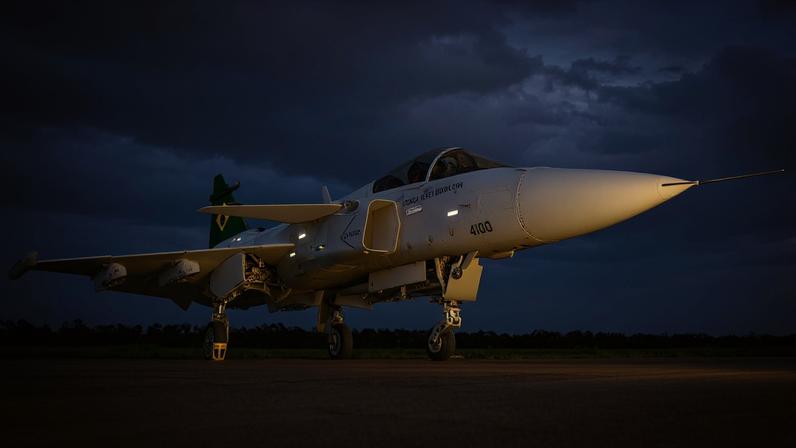 Brasil e Suécia negociam produção de novos caças Gripen em fábrica brasileira