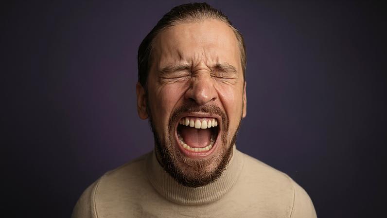 O grito médio de um ser humano tem um volume de valor entre 80 e 110 decibéis