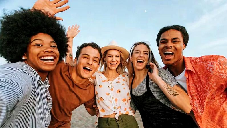Há apps de amizade para todos os perfis: viajantes solo, quem quer cartas digitais, eventos presenciais ou voluntariado — Foto: Reprodução/Freepik