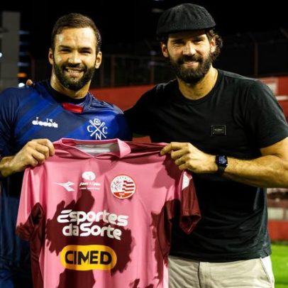 Alisson se emociona ao ler carta do irmão Muriel antes da Copa