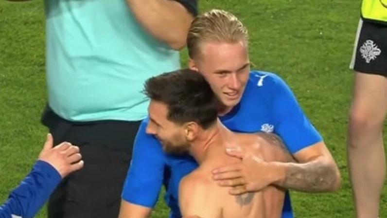 Daniel Gudjohnsen e Lionel Messi após amistoso entre Islândia e Argentina