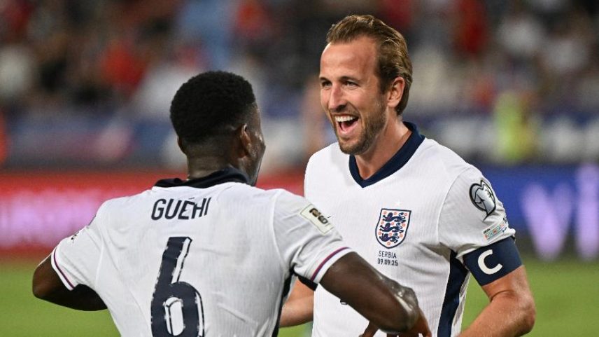 Guéhi e Kane comemoram gol da Inglaterra sobre a Sérvia em jogo das Eliminatórias Europeias