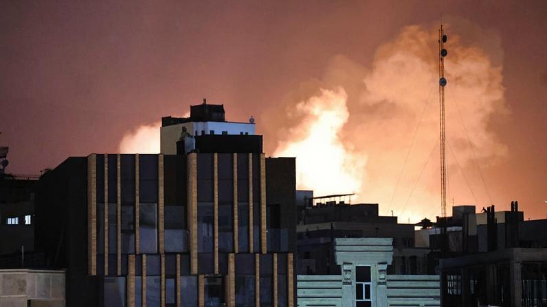 EUA anunciam ataques contra o Irã; Irã afirma atingir base americana