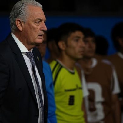Técnico paraguaio lamenta gol contra de Bobadilla durante o jogo