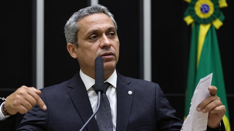 O deputado federal Gustavo Gayer, do PL de Goiás, foi um dos políticos que foram às redes sociais para protestar (Foto: Zeca Ribeiro/Câmara dos Deputados)