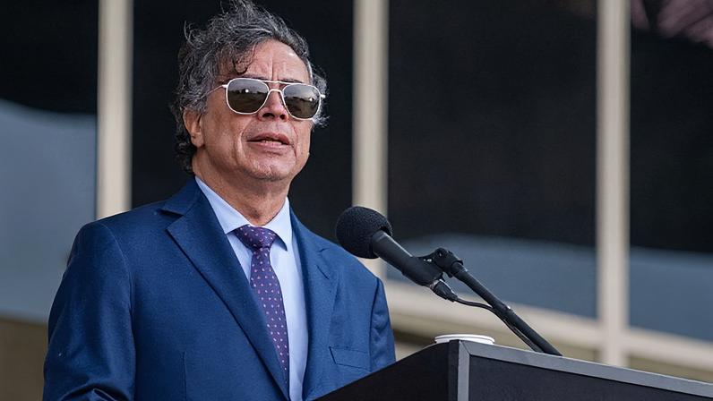 Gustavo Petro (foto) pede mais vigilância em postos eleitorais fora do país depois de mulher votar no lugar de seu filho