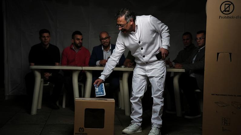 Petro publicou foto da sua ida à urna eleitoral e incentivou a população a fazer o mesmo