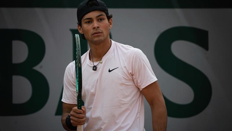 Guto Miguel comemora ponto no Roland Garros juvenil