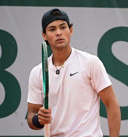 Guto comemora ponto contra Leonardo Storck na semifinal do Roland Garros juvenil