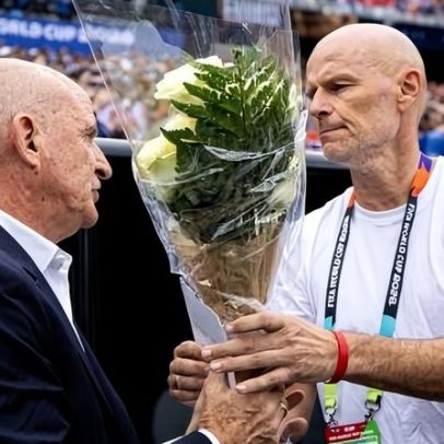 Noruega homenageia mãe de Deschamps e entrega flores à auxiliar da França