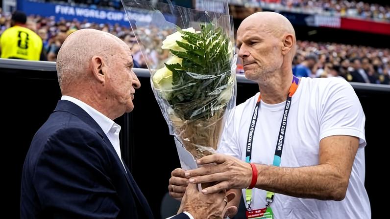 Guy Stéphan, auxiliar da França, recebe homenagem à mãe de Deschamps das mãos de Stale Solbakken, técnico da Noruega