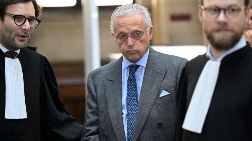 Franco-American art-dealer Guy Wildenstein (C) arrives at the Palais de Justice, Court of Appeal for the third trial of the Wildenstein art dealers' heirs, suspected of massive tax fraud, in Paris on September 18, 2023.
