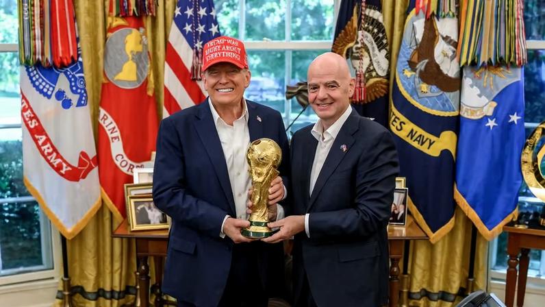 Presidente dos Estados Unidos, Donald Trump, e presidente da Fifa, Gianni Infantino, posam para foto com o troféu da Copa do Mundo no Salão Oval, na Casa Branca. Foto de agosto de 2025. — Foto: Divulgação/Casa Branca