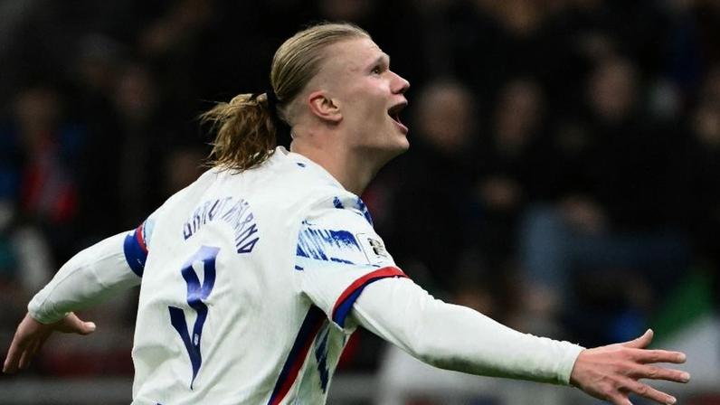 Haaland celebra gol da Noruega sobre a Itália em jogo das Eliminatórias Europeias