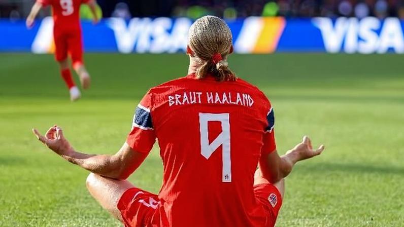 Haaland comemora gol em Iraque x Noruega, jogo da Copa do Mundo