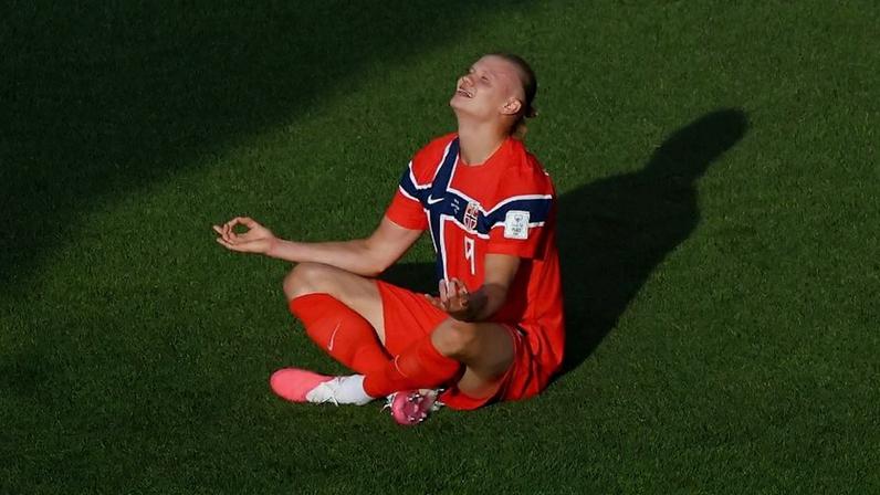 Haaland comemora gol em Iraque x Noruega, jogo da Copa do Mundo