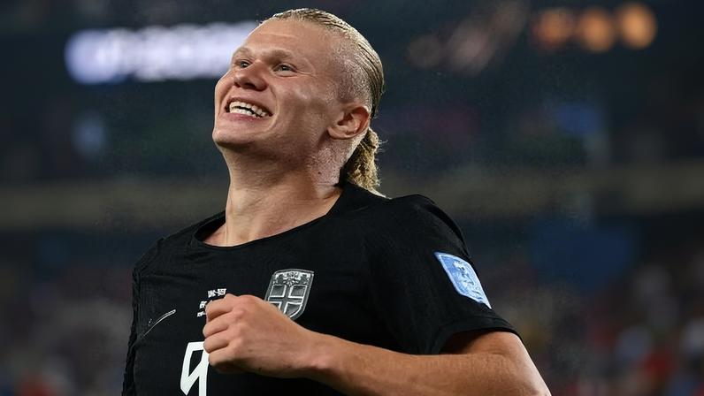 Haaland comemora gol em Noruega x Senegal, jogo da Copa do Mundo