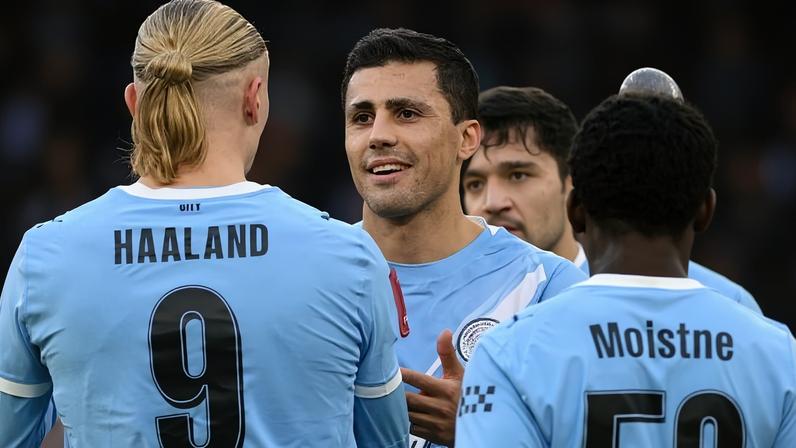Haaland e Rodri celebram gol em Manchester City x Exeter City, jogo da Copa da Inglaterra