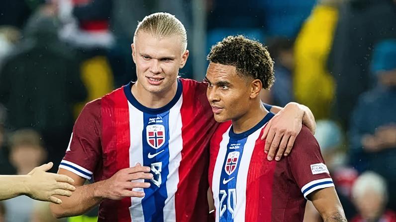 Haaland comemora gol da Noruega com Antonio Nusa