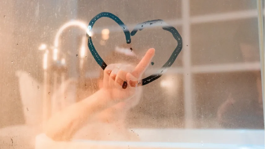 Hábito comum no banho prejudica a saúde íntima e afeta o sexo