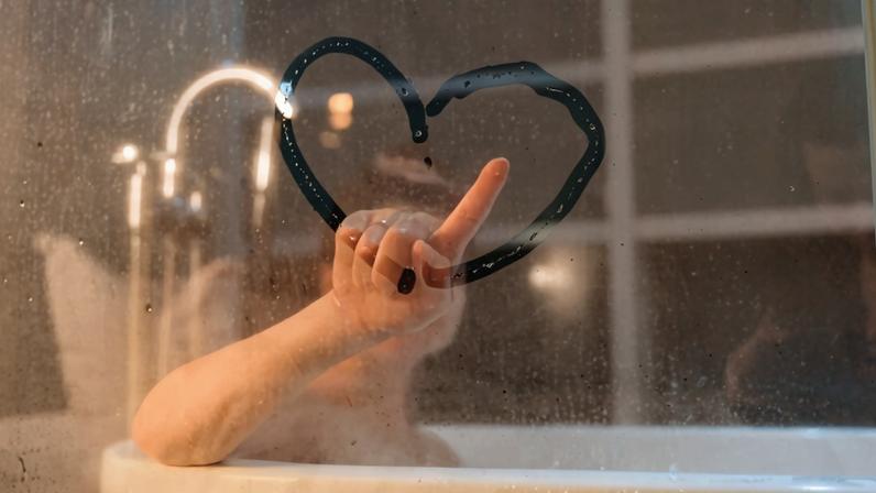 Hábito comum no banho prejudica a saúde íntima e afeta o sexo