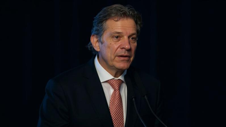Imagem colorida mostra Fernando Haddad e Márcio França. Metrópoles