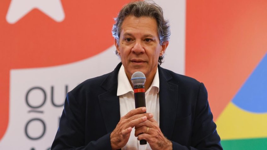 O pré-candidato acrescentou: "Ele [Tarcísio] não entender que a postura de Eduardo prejudicou o Estado que ele governa, eu acho um equívoco muito grande. O Eduardo precisa responder pela irresponsabilidade dele".