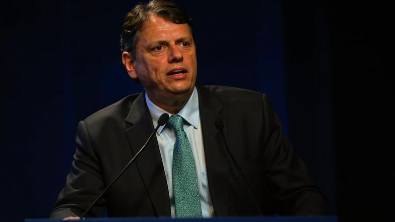 Imagens coloridas mostram o governador de SP, Tarcísio de Freitas, à esquerda na imagem, e o ex-ministro da Fazenda Fernando Haddad, à direita