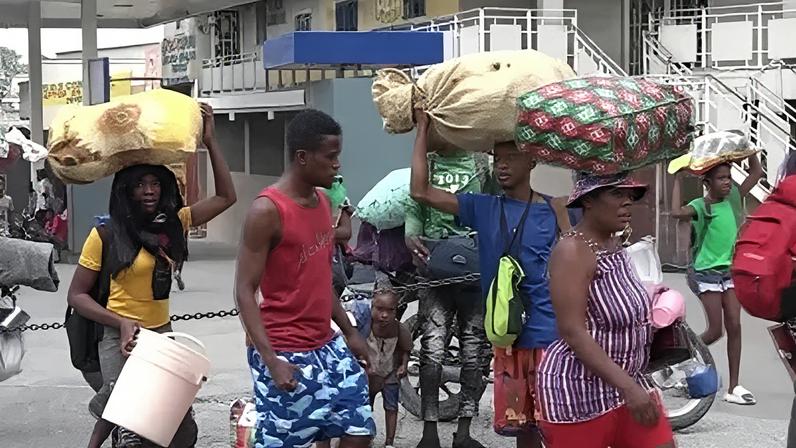 Haitianos fugiram enquanto gangues do país invadiam a capital