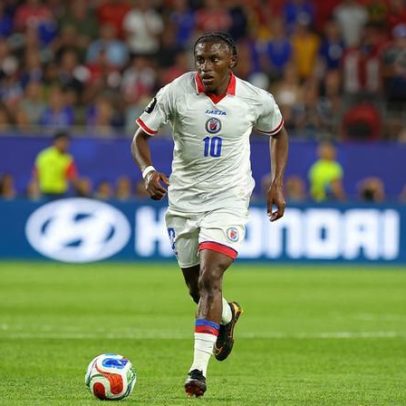 Camisa 10 do Haiti nasce com mãe em coma e é batizado pelo hospital