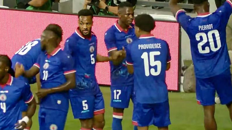 Haiti comemora gol sobre o Peru em amistoso — Foto: sportv