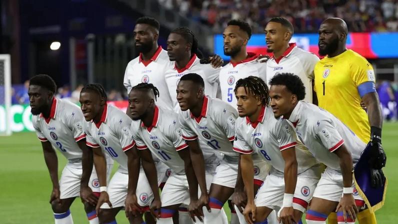 Seleção do Haiti posa para fotos antes da estreia na Copa do Mundo, contra a Escócia (Foto: GREG M. COOPER/EFE/EPA)